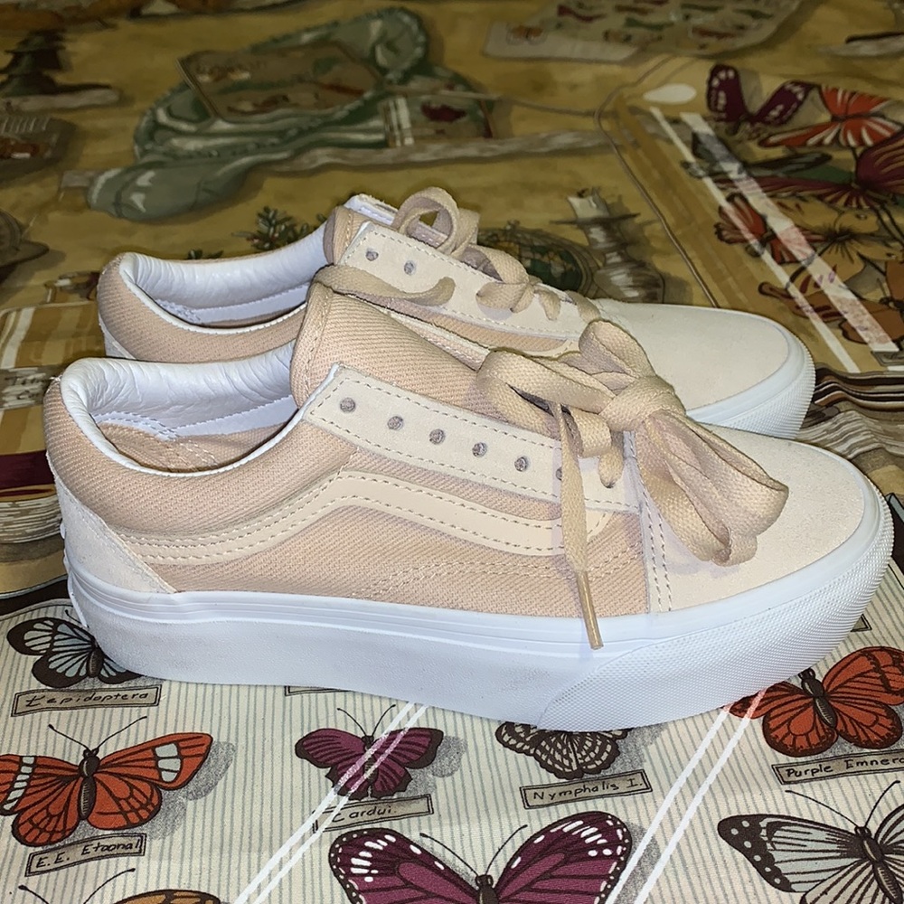 VANS CUSTOM-MADE SHOES. WOMEN'S 5. Men's 3.5. BRAND NEW. HIGHT FLATFORM NWT.